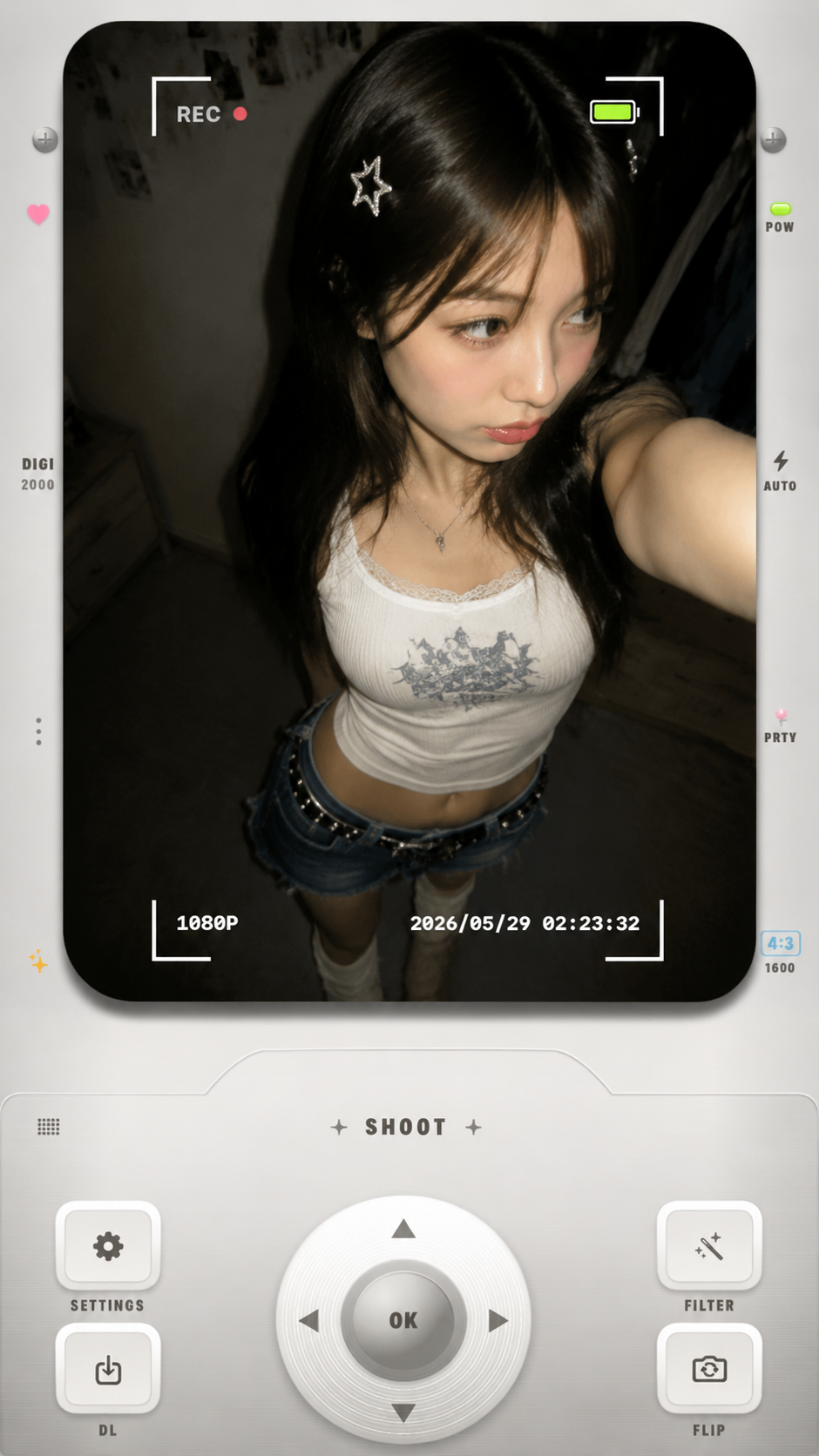 Pixie+ の撮影画面。Y2K デジカメ風のシルバーUIで自撮りをライブ表示している